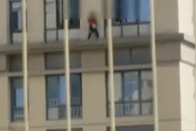 画面心惊肉跳！3个熊孩子爬上29楼窗台“飞檐走壁”视频封面