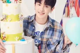 Justin黄明昊19岁生日获杜华送祝福：请继续乘风破浪图片