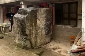 巨石滚落民宅大门前，五年未移走成“景点”图片