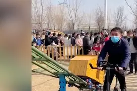 许昌一游乐场设置脚蹬过山车，网友：百公里油耗一个爹视频封面