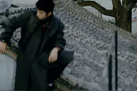 易烊千玺胡同大片曝光 手执折扇展现成熟魅力图片