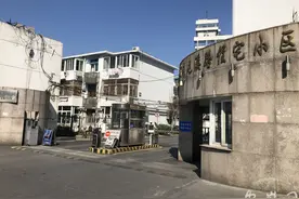 合肥一小区内违规燃放烟花 凯迪拉克等8辆轿车被“烫伤”图片