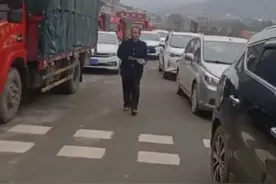 一家子被堵在高速公路口，父亲徒步给儿子送饭！网友：眼泪从嘴角流出来图片