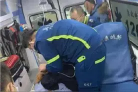 最担心的事发生了 男子聚餐时座椅破碎插入体内半米深 连人带椅紧急送医图片