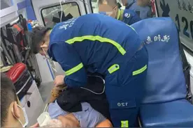 担心的事情发生了！男子聚餐时座椅损坏，椅子腿插进身体半米图片