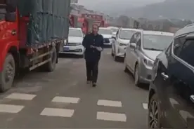 儿子儿媳滞留高速，湖南67岁老父亲穿拖鞋送菜粑…儿媳：暖到想哭图片