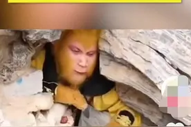 男子扮孙悟空被孩子抢着投喂，水果零食吃到饱！网友：还招人吗？图片