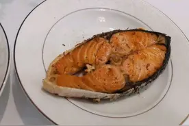 味蕾盛宴：当鱼油的甘香遇上迷迭香→香煎三文鱼图片