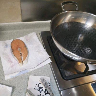 味蕾盛宴：当鱼油的甘香遇上迷迭香→香煎三文鱼