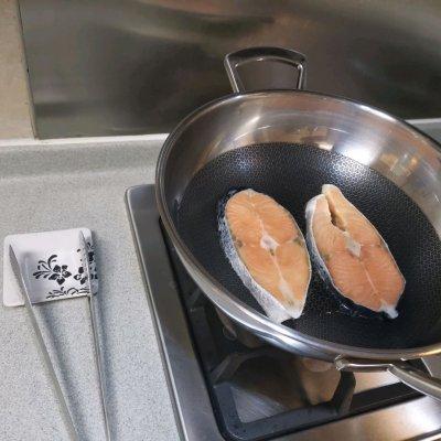 味蕾盛宴：当鱼油的甘香遇上迷迭香→香煎三文鱼