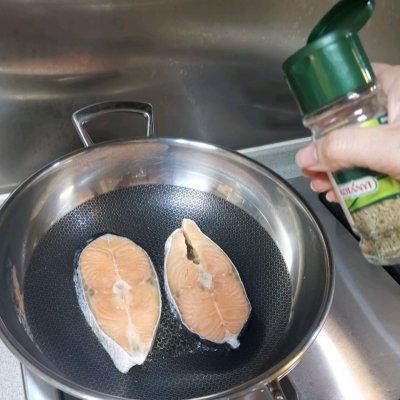 味蕾盛宴：当鱼油的甘香遇上迷迭香→香煎三文鱼