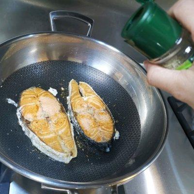 味蕾盛宴：当鱼油的甘香遇上迷迭香→香煎三文鱼