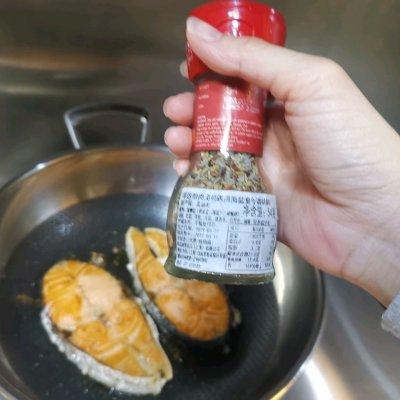 味蕾盛宴：当鱼油的甘香遇上迷迭香→香煎三文鱼