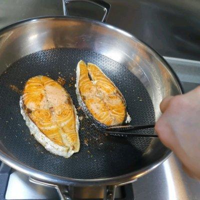 味蕾盛宴：当鱼油的甘香遇上迷迭香→香煎三文鱼