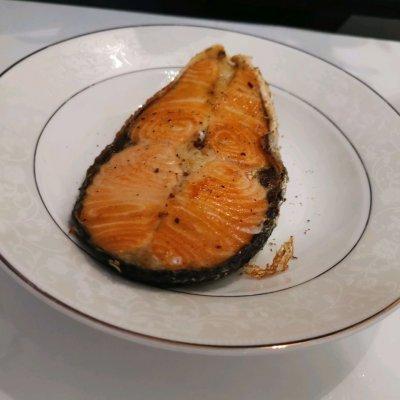 味蕾盛宴：当鱼油的甘香遇上迷迭香→香煎三文鱼