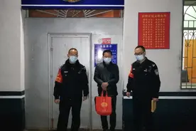 这位民警眼睛有点“毒”，女子向他瞟了一眼就暴露了身份：涉案百万的电信诈骗案逃犯图片