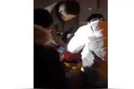 连云港15岁男孩被轿车撞飞，当场不醒人事，路边医生出手救援图片