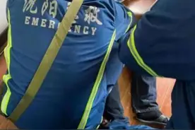 恐怖！男子正聚餐，咔吧一声！椅子腿断裂插进腹部，足有半米深图片