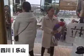 尴尬…四川一景点现单向透明厕所，可清晰看到厕所外人流走动图片