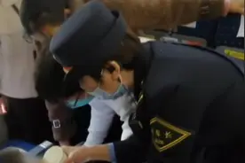 儿童列车上突发疾病，列车长广播呼救视频封面