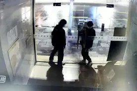 男子偷走店里的“定情宠物猫”给女友当礼物，结果吵架分手后转手就卖了图片