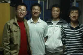 这是牺牲英雄读大学时的画面！母校发声，老师同学回忆泪奔图片