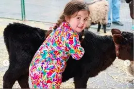 一个喜欢“顶鸡”的小女孩，每次和小鸡在一起，画风都可爱到爆图片