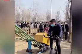 游乐园现脚动过山车，孩子快乐全靠老爹发力，网友：有点费爹图片