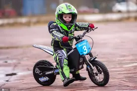 老司机都自愧不如！2岁天才萌娃会骑摩托车图片