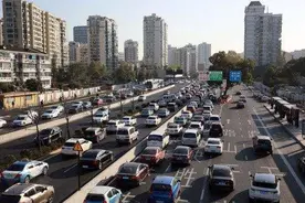 今年以来 杭州小客车指标摇号人数和平均成交价双双飙升图片