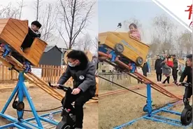 游乐场设“脚蹬过山车”爸爸拼命蹬车孩子表情惬意图片