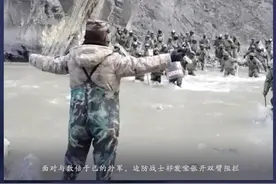 祁发宝张开双臂的震撼瞬间，网友：他张开的是护国长城图片