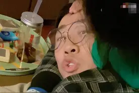 生无可恋！杨迪被外甥女骑脖子用腿锁喉喊“救命”图片