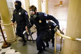 美国6名警察因牵涉国会骚乱事件遭停职图片
