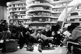 探访图书大厦挑灯夜读者：新春佳节为人生“补钙”图片