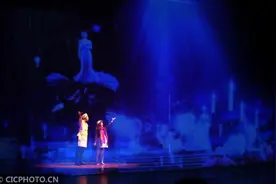 江苏南通：3D全息投影亲子舞台剧《卖火柴的小女孩》上演图片