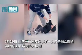 女儿逛街走累了倒地耍赖撒娇要爸爸抱 妈妈一句话瞬间解决问题图片