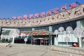 泰山原浆啤酒车间内工人24小时不停奋战，争创牛年“开门红”图片