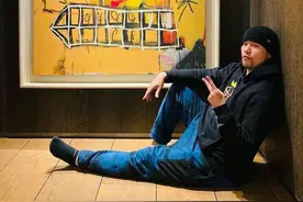 周杰伦晒与收藏画作合照 阿信林俊杰在线催歌图片