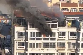 青岛一居民楼发生火灾一男子被送往医院，事故原因正在调查中图片