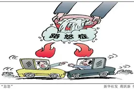 摩托司机高速上追赶轿车，追上后殴打轿车司机，因为啥？“路怒症”要不得图片
