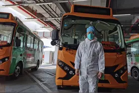 巴士集团入境旅客转运车队班长李佳彬：“两点一线”工作近一年，期待早日回家团聚图片