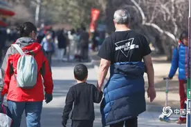 热！北京气温打破2月历史最高纪录 市民短袖出行图片
