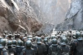 “戍边石是龙的鳞甲”，边防战士把忠诚刻在石头上图片