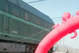 婚庆拱门离铁轨太近逼停火车？徐沛铁路管理处：未接到异常报告图片