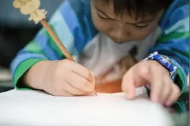 寒假作业拖拖拉拉还没写完？专家支招应对假期综合症，给孩子两周“缓冲”丨开学季图片