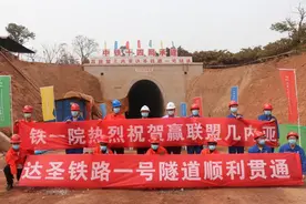 中企承建几内亚首条现代化铁路——达圣铁路隧道全部贯通图片