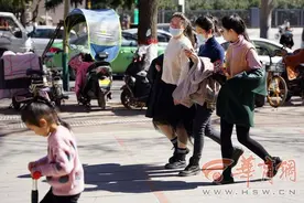 春光无限好 西安气温达到22℃ 有市民已经穿上了短袖图片