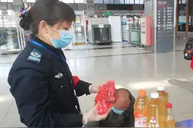 散装酒不能带上火车！节后怀化火车站查获米酒、散装白酒百余斤图片