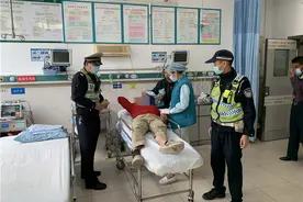 男子割草被毒蛇咬伤，紧急送院上演生死时速图片